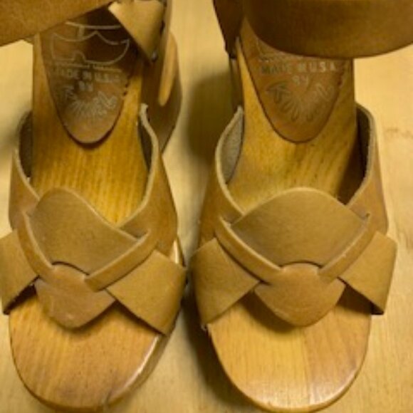 VINTAGE WOOD PLATFORM 70s STRAPPY SANDALS WITH sculptural cantilevered cutout - Picture 3 of 9